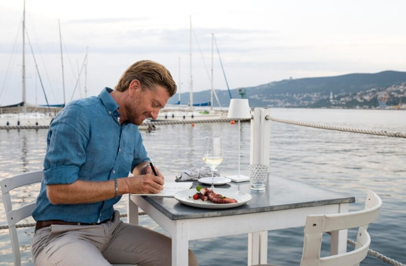 Why Coastal Hospitality Is Beating High Street Restaurants Across the UK