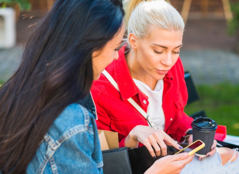 How Social Media Shapes First Impressions Before Visiting