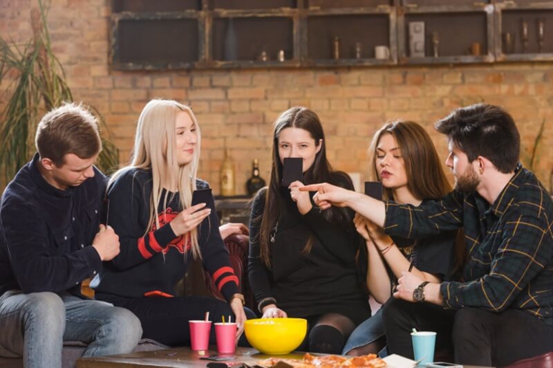 Solo Drinker vs. Group of Eight: The Science Behind How Group Size Changes Behaviors in Pub Settings
